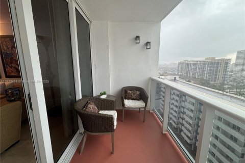 Снять в аренду кондоминиум в Халландейл-Бич, Флорида 1 спальня, 92.9м2, № 2034355 - фото 2