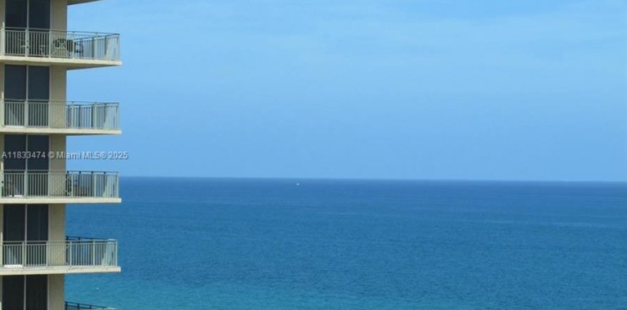 Кондоминиум с 1 спальней в Халландейл-Бич, Флорида № 2034355