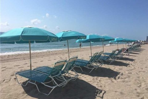 Condo in Hollywood, Florida, 1 bedroom № 2194463 - photo 9