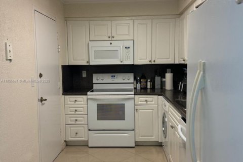 Condo in Hollywood, Florida, 1 bedroom № 2194463 - photo 3