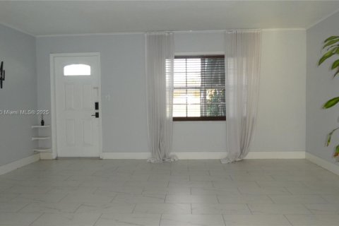 Villa ou maison à louer à Miramar, Floride: 3 chambres, 102.19 m2 № 1862154 - photo 3