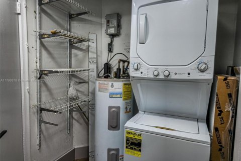 Condo in Pembroke Pines, Florida, 1 bedroom  № 1741718 - photo 15
