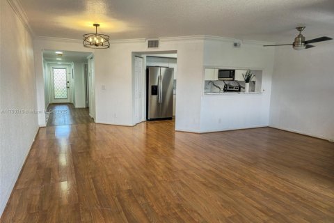 Condo in Pembroke Pines, Florida, 1 bedroom  № 1741718 - photo 3