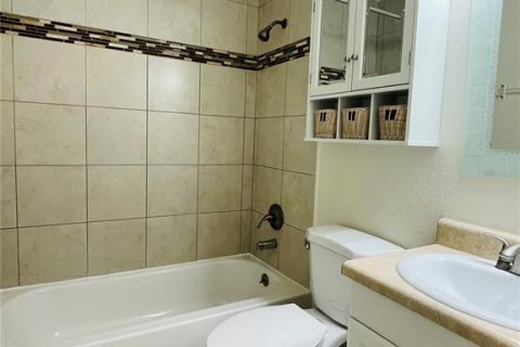 House in Port Charlotte, Florida 3 bedrooms, 111.3 sq.m. № 2143086 - photo 10