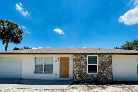 House in Port Charlotte, Florida 3 bedrooms, 111.3 sq.m. № 2143086