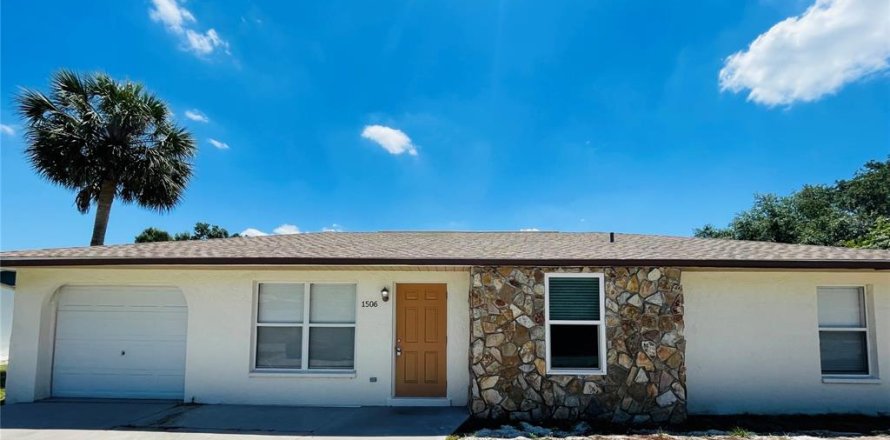 House in Port Charlotte, Florida 3 bedrooms, 111.3 sq.m. № 2143086