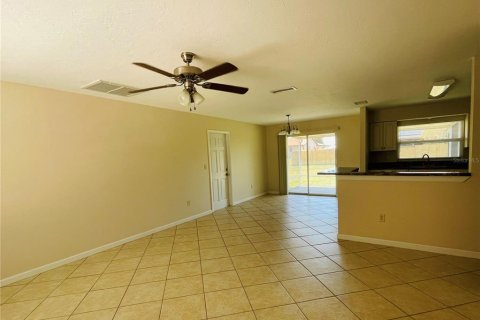 House in Port Charlotte, Florida 3 bedrooms, 111.3 sq.m. № 2143086 - photo 2