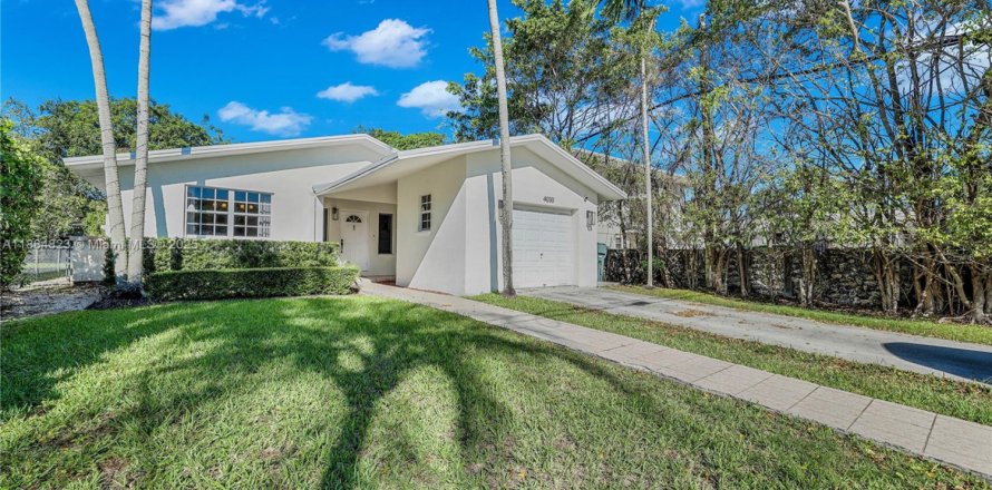 House in South Miami, Florida 3 bedrooms, 151.43 sq.m. № 2015959