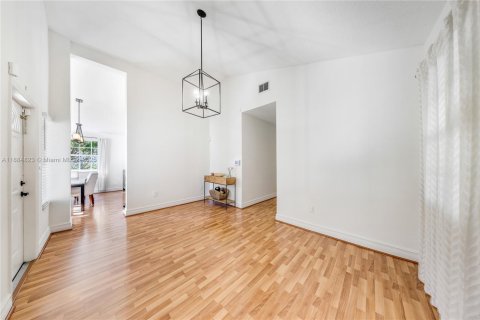 House in South Miami, Florida 3 bedrooms, 151.43 sq.m. № 2015959 - photo 6