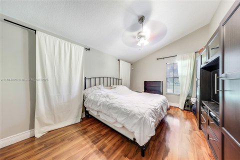 House in South Miami, Florida 3 bedrooms, 151.43 sq.m. № 2015959 - photo 9