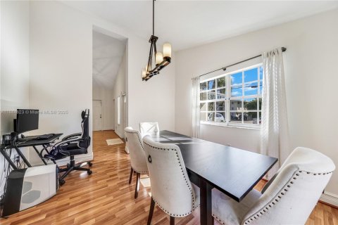 House in South Miami, Florida 3 bedrooms, 151.43 sq.m. № 2015959 - photo 3