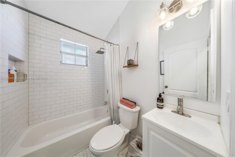 House in South Miami, Florida 3 bedrooms, 151.43 sq.m. № 2015959 - photo 12