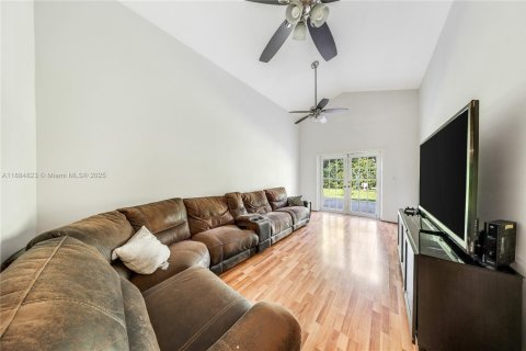 House in South Miami, Florida 3 bedrooms, 151.43 sq.m. № 2015959 - photo 10