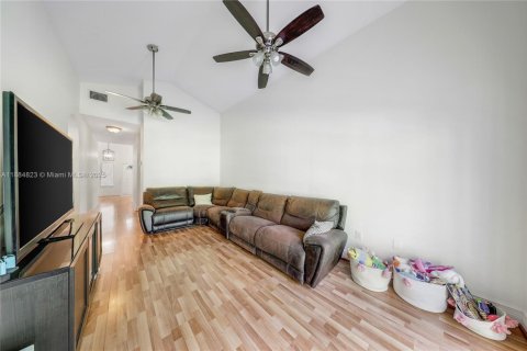 House in South Miami, Florida 3 bedrooms, 151.43 sq.m. № 2015959 - photo 11