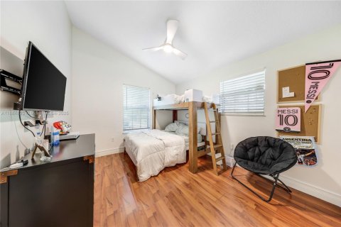 House in South Miami, Florida 3 bedrooms, 151.43 sq.m. № 2015959 - photo 14