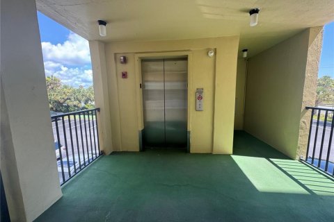 Condo in Daytona Beach, Florida, 1 bedroom № 2211438 - photo 15