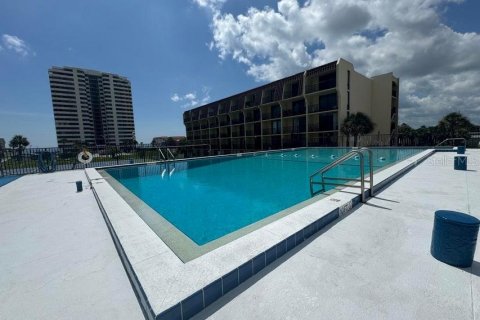 Condo in Daytona Beach, Florida, 1 bedroom № 2211438 - photo 2