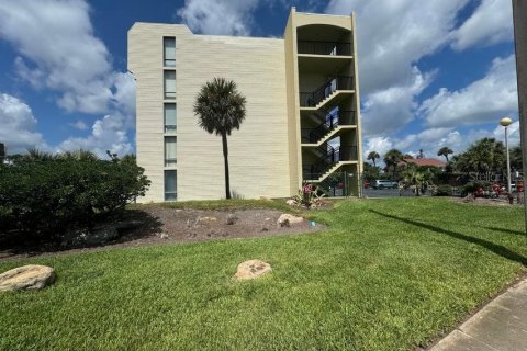 Condo in Daytona Beach, Florida, 1 bedroom № 2211438 - photo 16