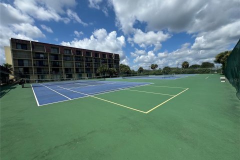 Condo in Daytona Beach, Florida, 1 bedroom № 2211438 - photo 14