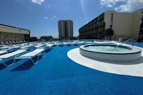 Condo in Daytona Beach, Florida, 1 bedroom № 2211438 - photo 9