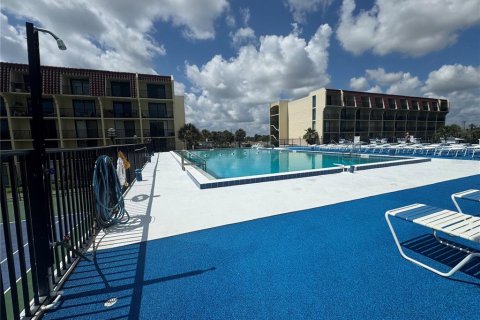 Condo in Daytona Beach, Florida, 1 bedroom № 2211438 - photo 10