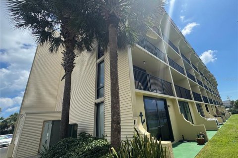 Condo in Daytona Beach, Florida, 1 bedroom № 2211438 - photo 17