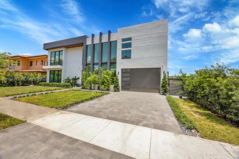 Дом в Майами, Флорида 5 спален, 361.58м2 № 2043601
