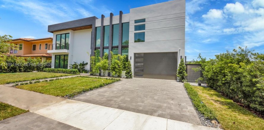 Дом в Майами, Флорида 5 спален, 361.58м2 № 2043601