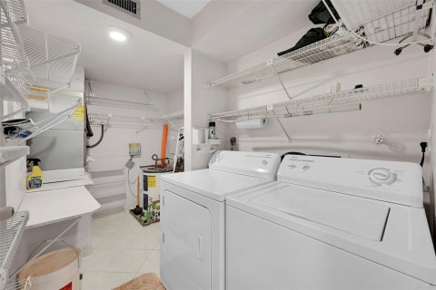 Condo in Sunrise, Florida, 2 bedrooms  № 1121343 - photo 1