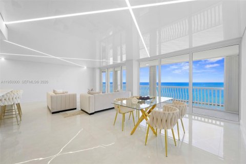 Condo in Fort Lauderdale, Florida, 2 bedrooms  № 2153076 - photo 1