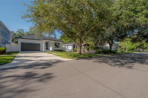 House in Tampa, Florida 3 bedrooms, 247.31 sq.m. № 2360934