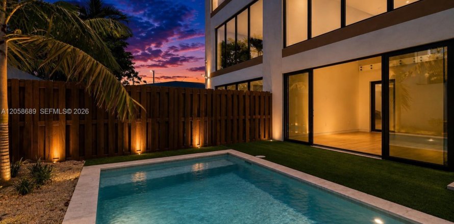 Condo in Miami, Florida, 4 bedrooms  № 2169125