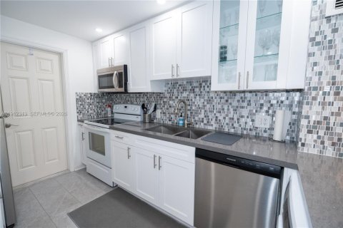 Copropriété à louer à Hillsboro Beach, Floride: 2 chambres, 107.21 m2 № 2023849 - photo 10