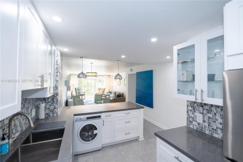 Copropriété à louer à Hillsboro Beach, Floride: 2 chambres, 107.21 m2 № 2023849 - photo 11