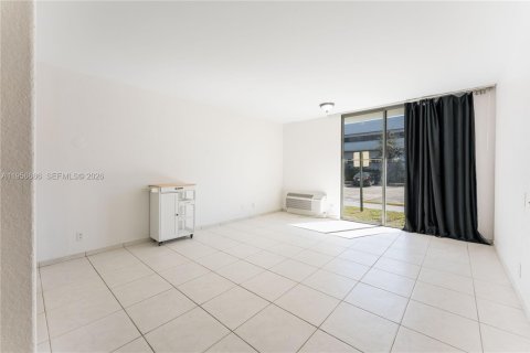 Apartamento en alquiler en Miami, Florida, 35.77 m2 № 2011176 - foto 2