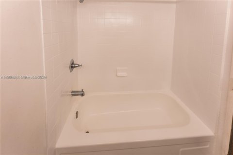 Apartamento en alquiler en Miami, Florida, 35.77 m2 № 2011176 - foto 4