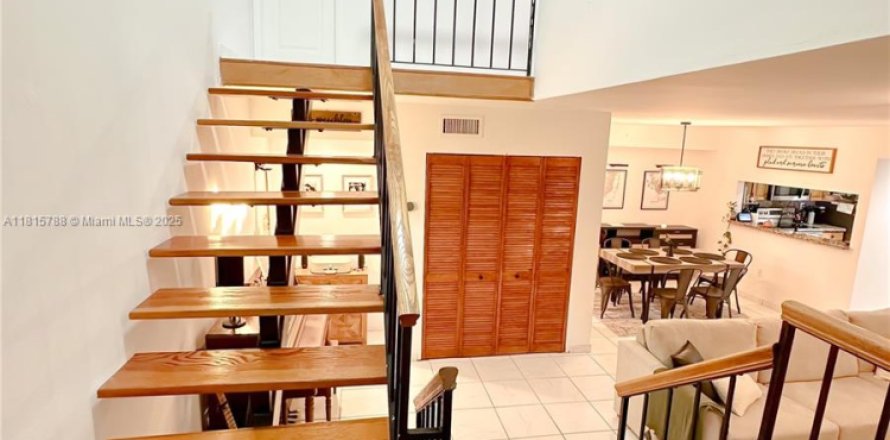 Adosado en Miami, Florida 2 dormitorios, 127.74 m2 № 1962877