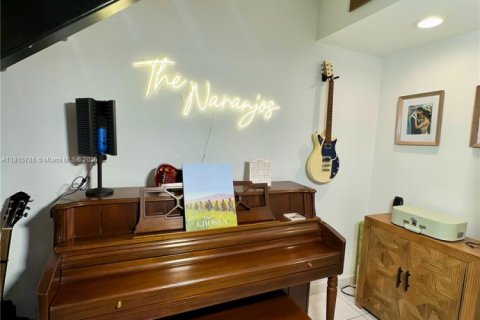 Adosado en venta en Miami, Florida, 2 dormitorios, 127.74 m2 № 1962877 - foto 3