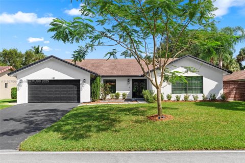 House in Plantation, Florida 4 bedrooms, 260.22 sq.m. № 1431739 - photo 2