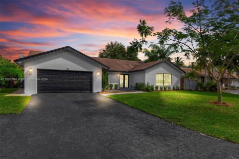 House in Plantation, Florida 4 bedrooms, 260.22 sq.m. № 1431739 - photo 1