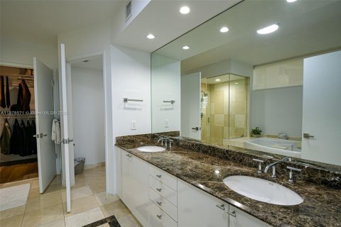 Купить кондоминиум в Санни-Айлс-Бич, Флорида 2 спальни, 147.71м2, № 1928984 - фото 25