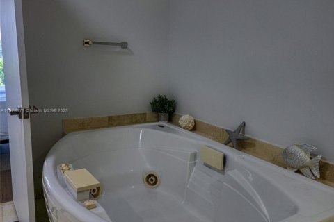 Купить кондоминиум в Санни-Айлс-Бич, Флорида 2 спальни, 147.71м2, № 1928984 - фото 26