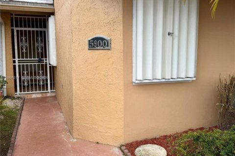 Touwnhouse à louer à Hialeah, Floride: 3 chambres, 104.14 m2 № 2028687 - photo 2