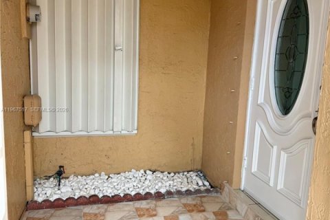 Touwnhouse à louer à Hialeah, Floride: 3 chambres, 104.14 m2 № 2028687 - photo 3