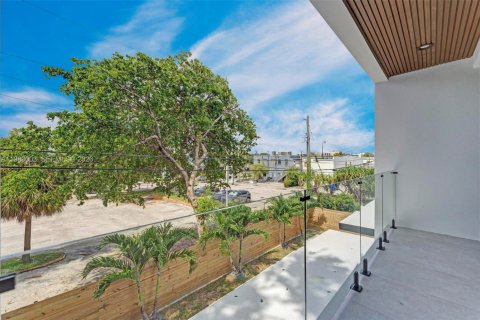 Casa en alquiler en Miami, Florida, 6 dormitorios № 2080511 - foto 18