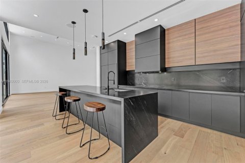 Casa en alquiler en Miami, Florida, 6 dormitorios № 2080511 - foto 7
