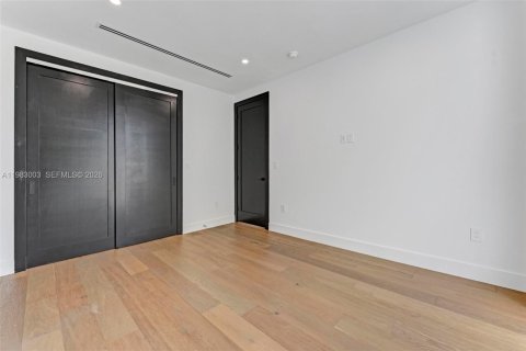 Casa en alquiler en Miami, Florida, 6 dormitorios № 2080511 - foto 21