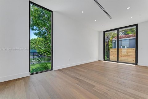 Casa en alquiler en Miami, Florida, 6 dormitorios № 2080511 - foto 28