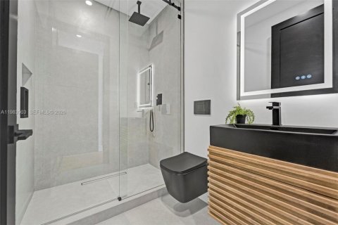Casa en alquiler en Miami, Florida, 6 dormitorios № 2080511 - foto 26