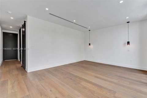 Casa en alquiler en Miami, Florida, 6 dormitorios № 2080511 - foto 10